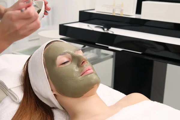 Tratamento Facial Mulher Jovem Salão Cosmetologia — Fotografia de Stock