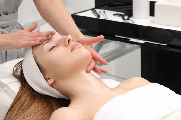 Bella Donna Massaggio Facciale Salone Termale — Foto Stock