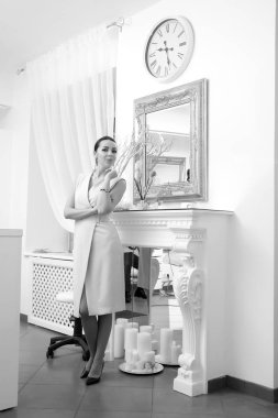 parlak bir iç bir genç güzel kadın portresi