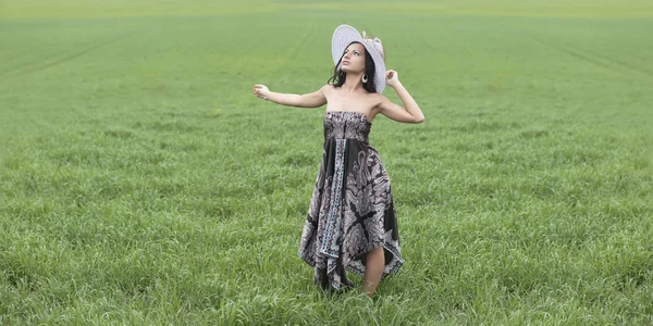 Ritratto Bella Giovane Donna Sul Campo — Foto Stock