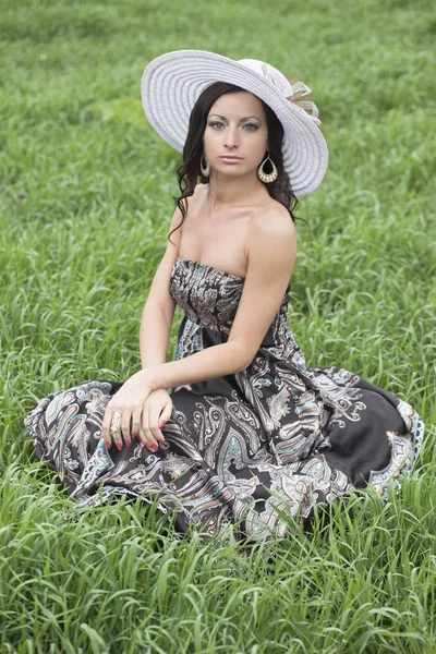 Porträt Einer Schönen Jungen Frau Auf Dem Feld — Stockfoto