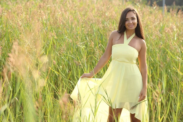 Νεαρό Κορίτσι Ένα Κίτρινο Φόρεμα Που Ποζάρουν Στη Φύση — Φωτογραφία Αρχείου