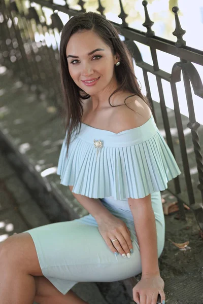 Retrato Una Joven Con Vestido Azul — Foto de Stock