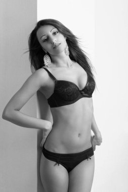 Genç ince seksi kız poz