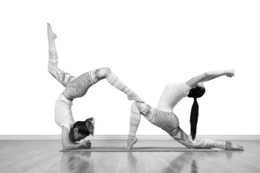 İki ince kız kapalı yoga yapıyorsun