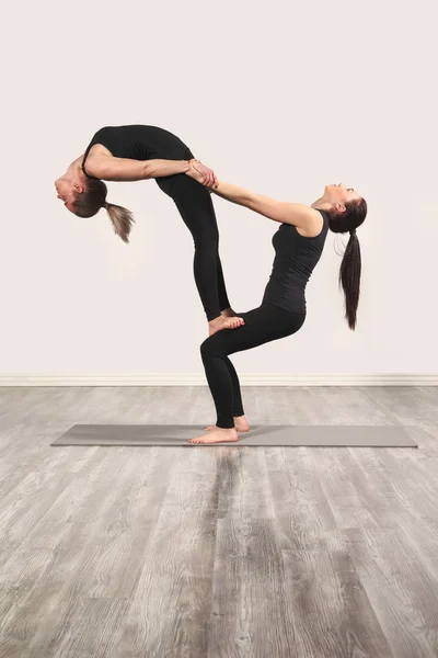 Dua Gadis Ramping Melakukan Yoga Dalam Ruangan — Stok Foto