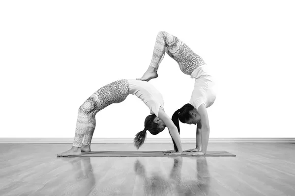 Dos Chicas Delgadas Están Haciendo Yoga Interior — Foto de Stock