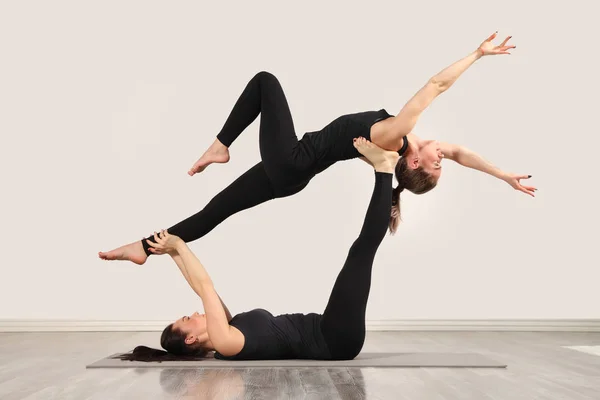 Zwei Schlanke Mädchen Machen Yoga Drinnen — Stockfoto