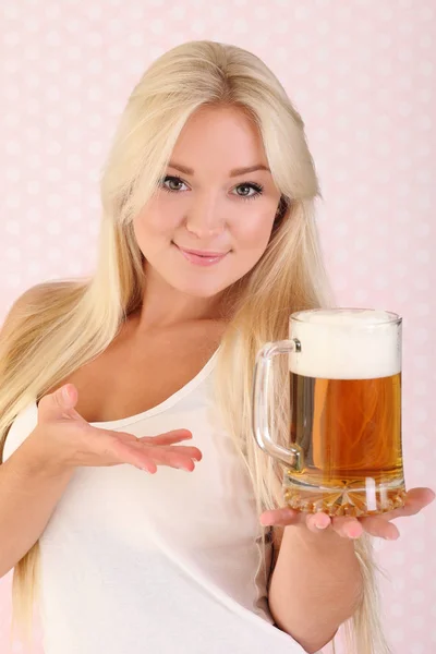 Mooi meisje met mok licht bier — Stockfoto