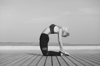 Genç güçlü atletik kız antrenman yapıyor.