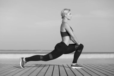 Genç güçlü atletik kız antrenman yapıyor.