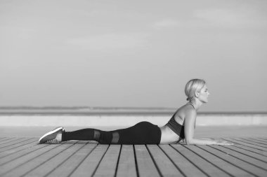 Genç güçlü atletik kız antrenman yapıyor.