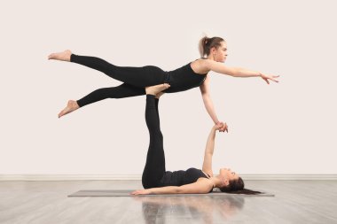 İki ince kız kapalı yoga yapıyorsun