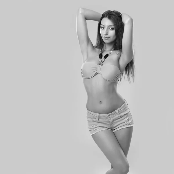 Slanke Sexy Meisje Poseren Een Grijze Achtergrond — Stockfoto