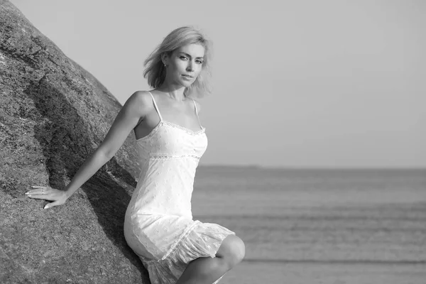 Jovem Mulher Esbelta Junto Mar Vestido Branco — Fotografia de Stock