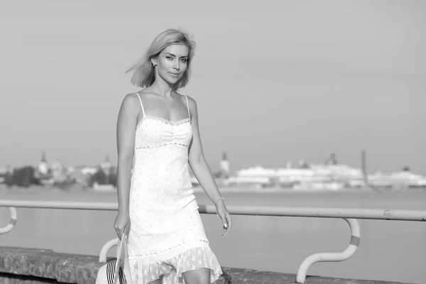 Jovem Mulher Esbelta Junto Mar Vestido Branco — Fotografia de Stock