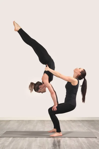 Zwei Schlanke Mädchen Machen Yoga Drinnen — Stockfoto