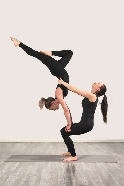 Dua Gadis Ramping Melakukan Yoga Dalam Ruangan — Stok Foto