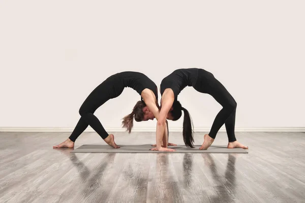 Twee Slanke Meisjes Doen Yoga Binnenshuis — Stockfoto