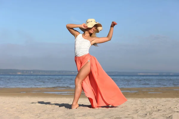 Giovane Ragazza Sul Mare Ottiene Emozioni Positive — Foto Stock