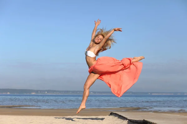 Jong Meisje Aan Zee Krijgt Positieve Emoties — Stockfoto