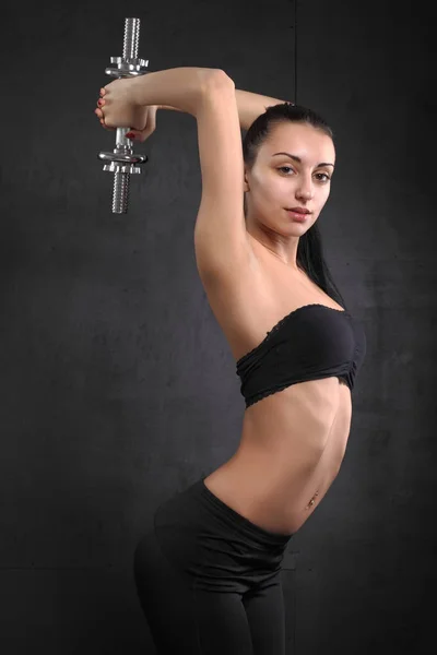 Sexy Fitness Meisje Met Halters Een Zwarte Achtergrond — Stockfoto