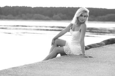 Güzel genç Pier Girl on. Okyanus