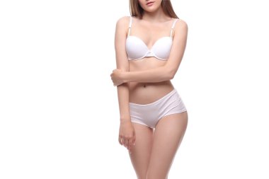 Beyaz arka plan üzerinde beyaz iç çamaşırı ince kadın