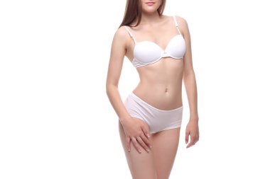 Beyaz arka plan üzerinde beyaz iç çamaşırı ince kadın