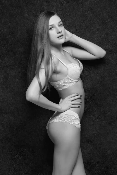興味深いのセクシーなランジェリーの若いきれいな女性 — ストック写真