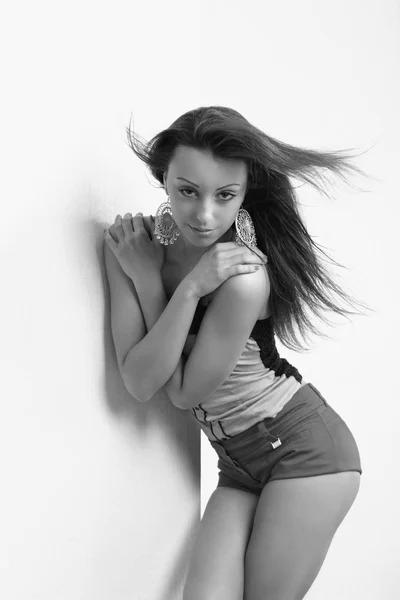 Junge Schlanke Sexy Mädchen Posiert Auf Grauem Hintergrund — Stockfoto