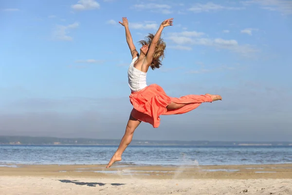 Young Girl Sea Gets Positive Emotions — Stock Photo, Image