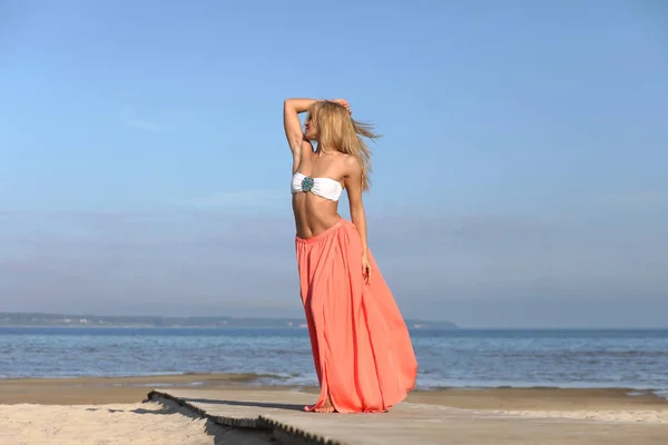 Giovane Ragazza Sul Mare Ottiene Emozioni Positive — Foto Stock