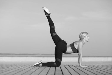 Güzel genç kadın egzersiz, sağlıklı yaşam konsepti