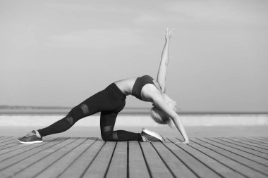 Güzel genç kadın egzersiz, sağlıklı yaşam konsepti