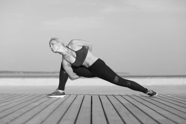 Güzel genç kadın egzersiz, sağlıklı yaşam konsepti