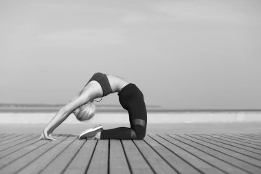 Güzel genç kadın egzersiz, sağlıklı yaşam konsepti