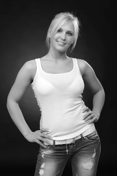 Příležitostné Roztomilé Blond Žena Nosí Džíny Bílý Top — Stock fotografie