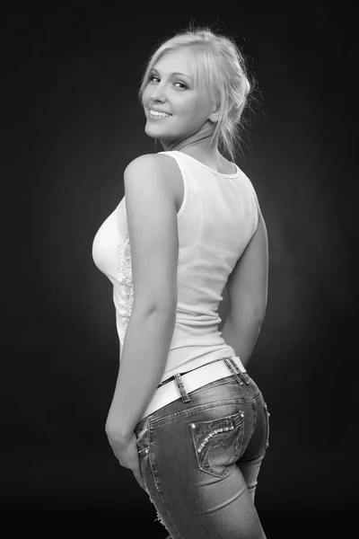 Casual Schattige Blonde Vrouw Het Dragen Van Jeans Witte Top — Stockfoto