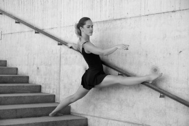 Genç atletik kız iyi esneklik ve germe ile