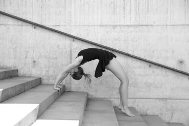 Genç atletik kız iyi esneklik ve germe ile