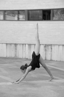 Genç atletik kız iyi esneklik ve germe ile