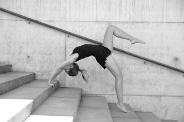 Genç atletik kız iyi esneklik ve germe ile