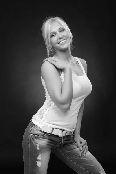 Příležitostné Roztomilé Blond Žena Nosí Džíny Bílý Top — Stock fotografie
