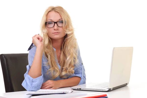 Jovem Mulher Negócios Bonita Concentrada Trabalhando Laptop Escritório Moderno Brilhante — Fotografia de Stock