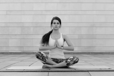 Güzel genç kadın egzersiz, sağlıklı yaşam konsepti