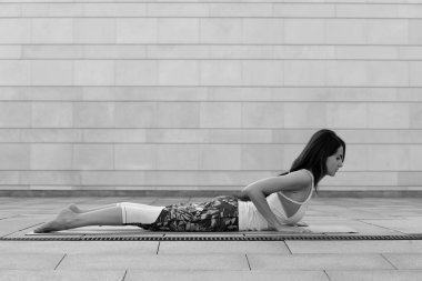 Güzel genç kadın egzersiz, sağlıklı yaşam konsepti