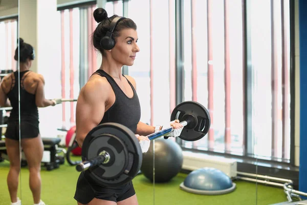 Fitness Vrouw Model Uitvoeren Van Gewichtheffen Oefening Sportschool — Stockfoto