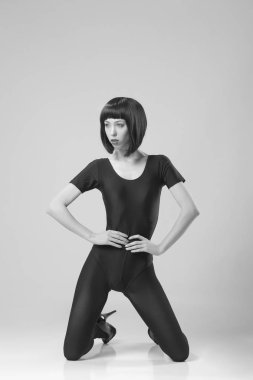 Genç şık moda modeli ile ince bir vücut