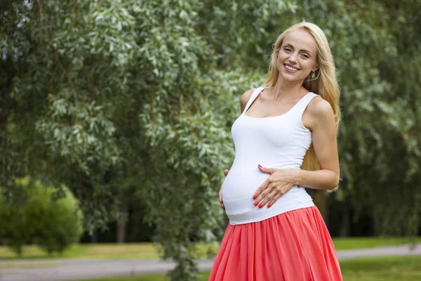 Hermosa Mujer Embarazada Relajándose Parque —  Fotos de Stock